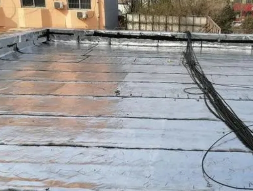 介休卫生间漏水维修公司分享下介休屋面楼顶防水刚性防水层施工要点。